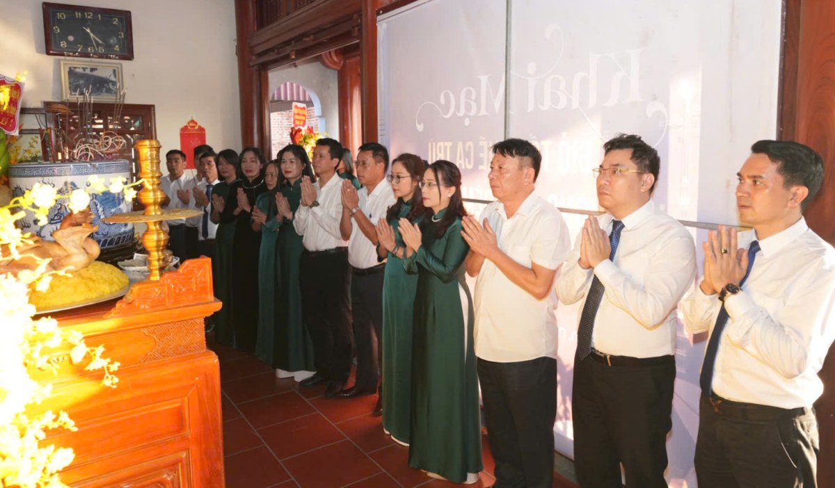 Thắp hương tưởng nhớ tại Phủ Từ Đông Môn