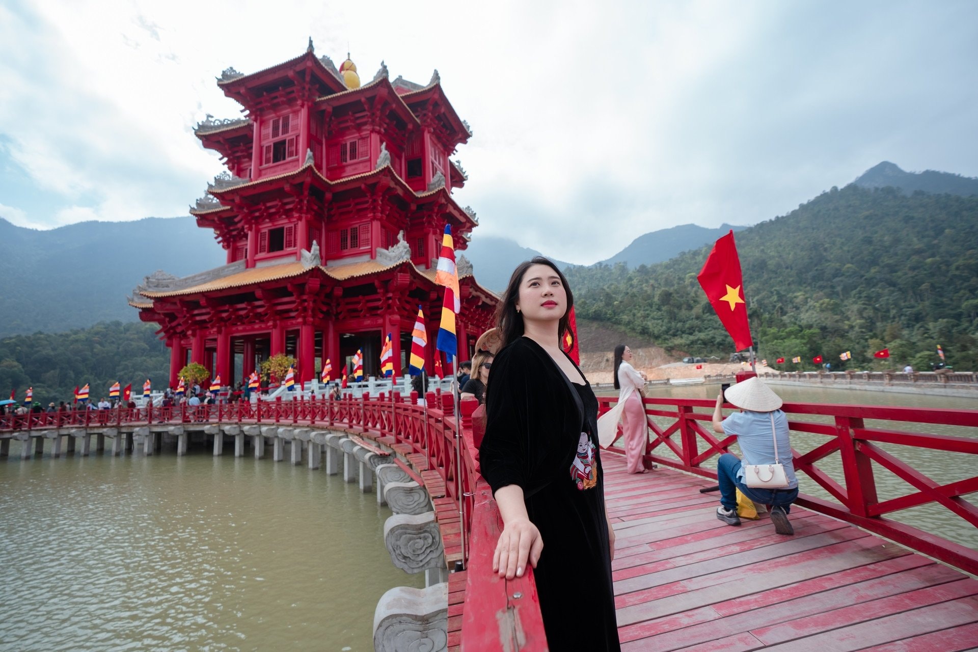 Du khách check in tại tháp chuông Hoa Nghiêm