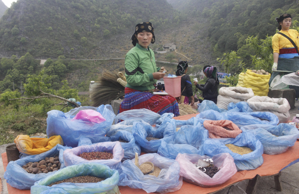 Những mặt hằng được bày bán tại chợ