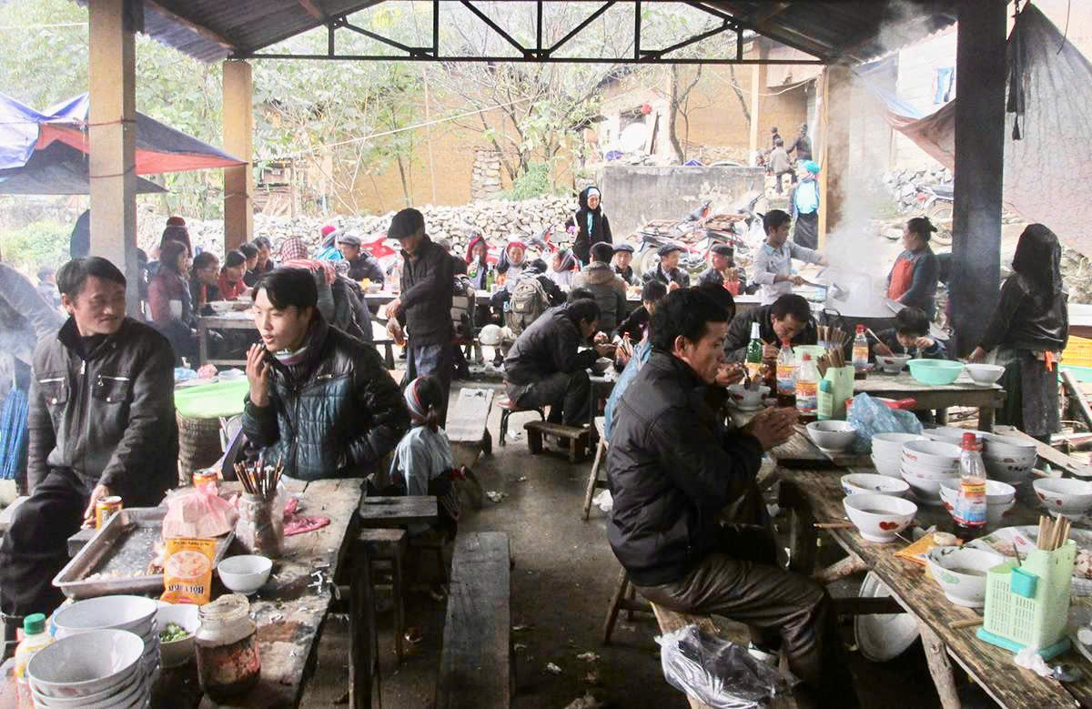 Khu ẩm thực chợ Sà Phìn