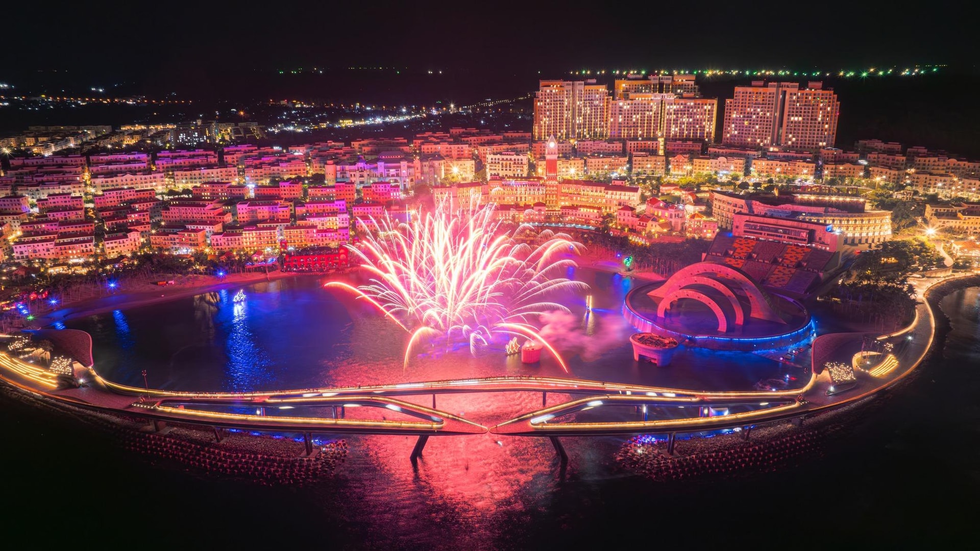 Biểu diễn pháo hoa tại thị trấn Hoàng Hôn