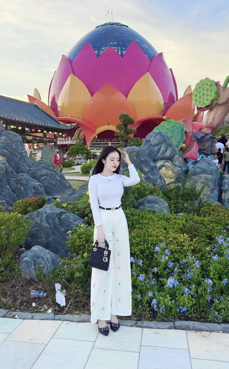 Du khách check in tại Tân Huê Viên