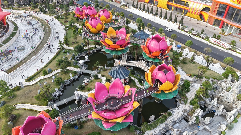 Cầu sen tại Liên Hoa Bảo Tháp