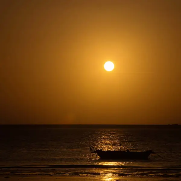 Chiêm ngưỡng hoàng hôn lãng mạn tại Đặc khu Cát Hải