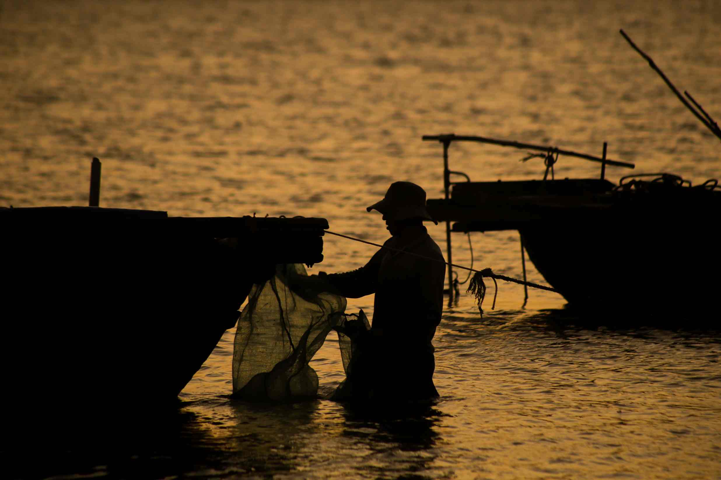 Ngư dân đang kiểm tra ngư cụ