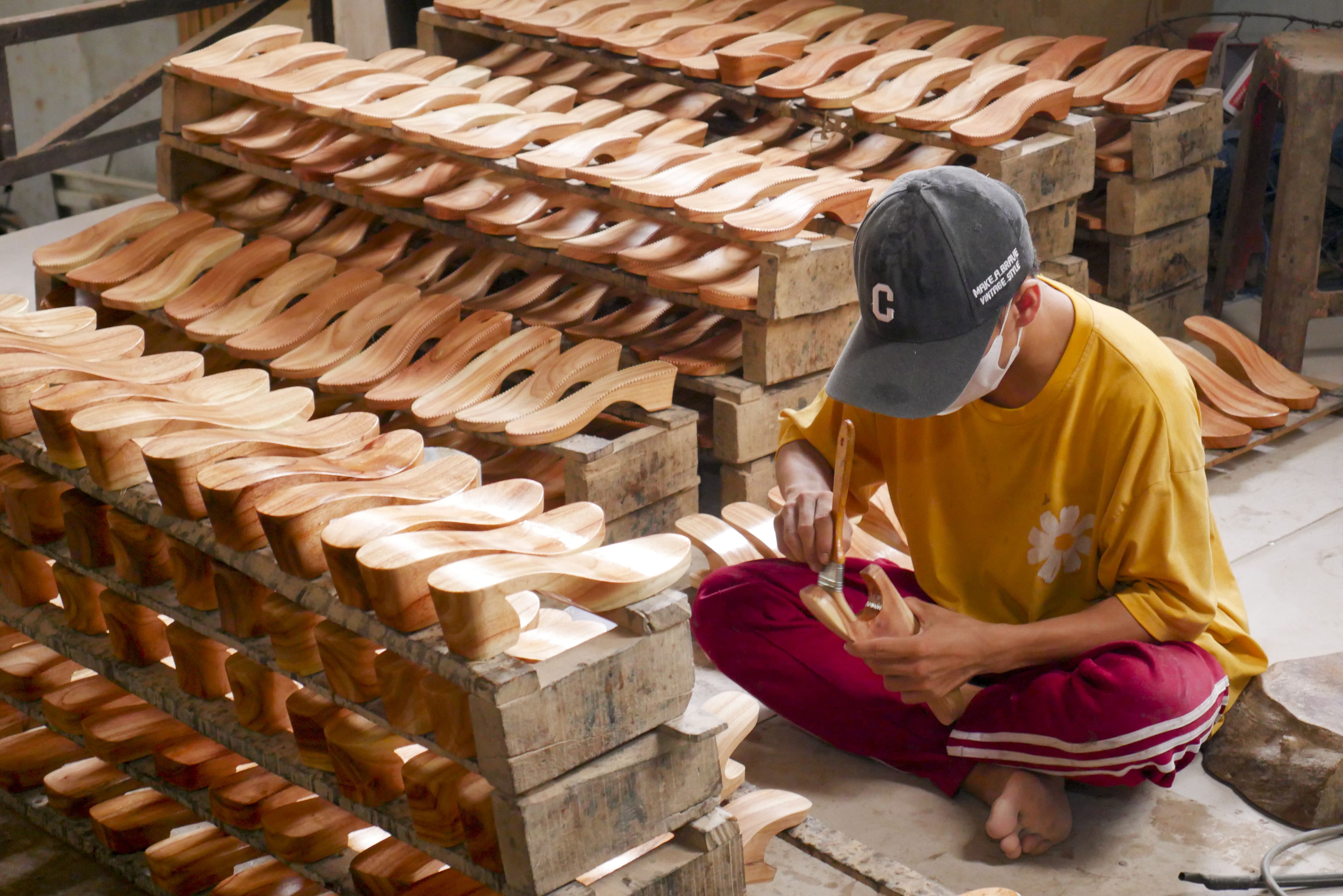 Xưởng guốc mộc truyền thống