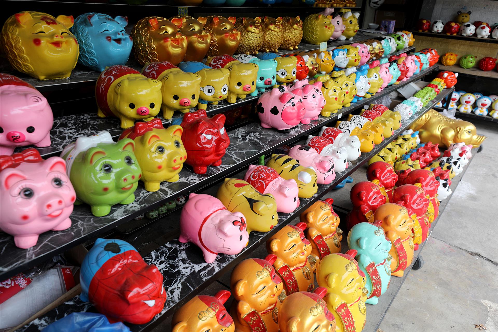 Những chú heo đất đủ màu sắc rực rỡ