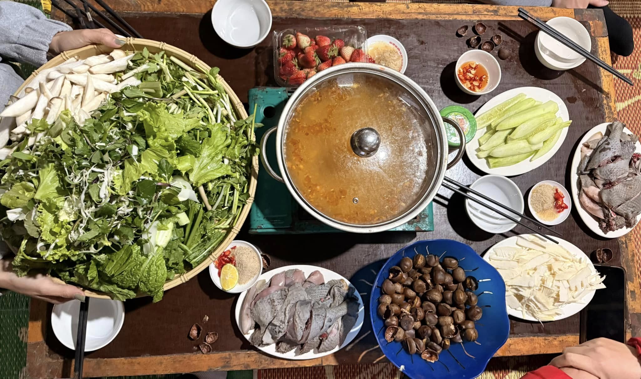 Thưởng thức món lẩu gà đen