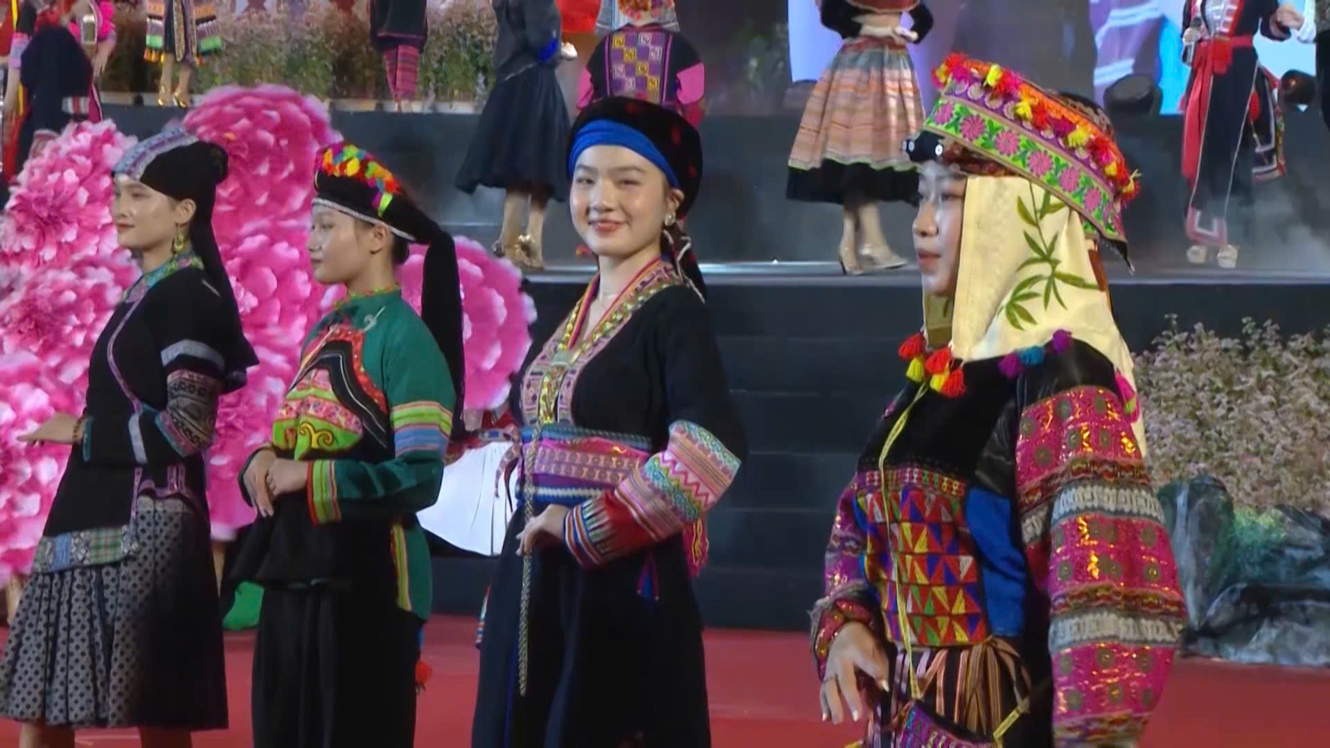 Các dân tộc tại khu vực cao nguyên đá