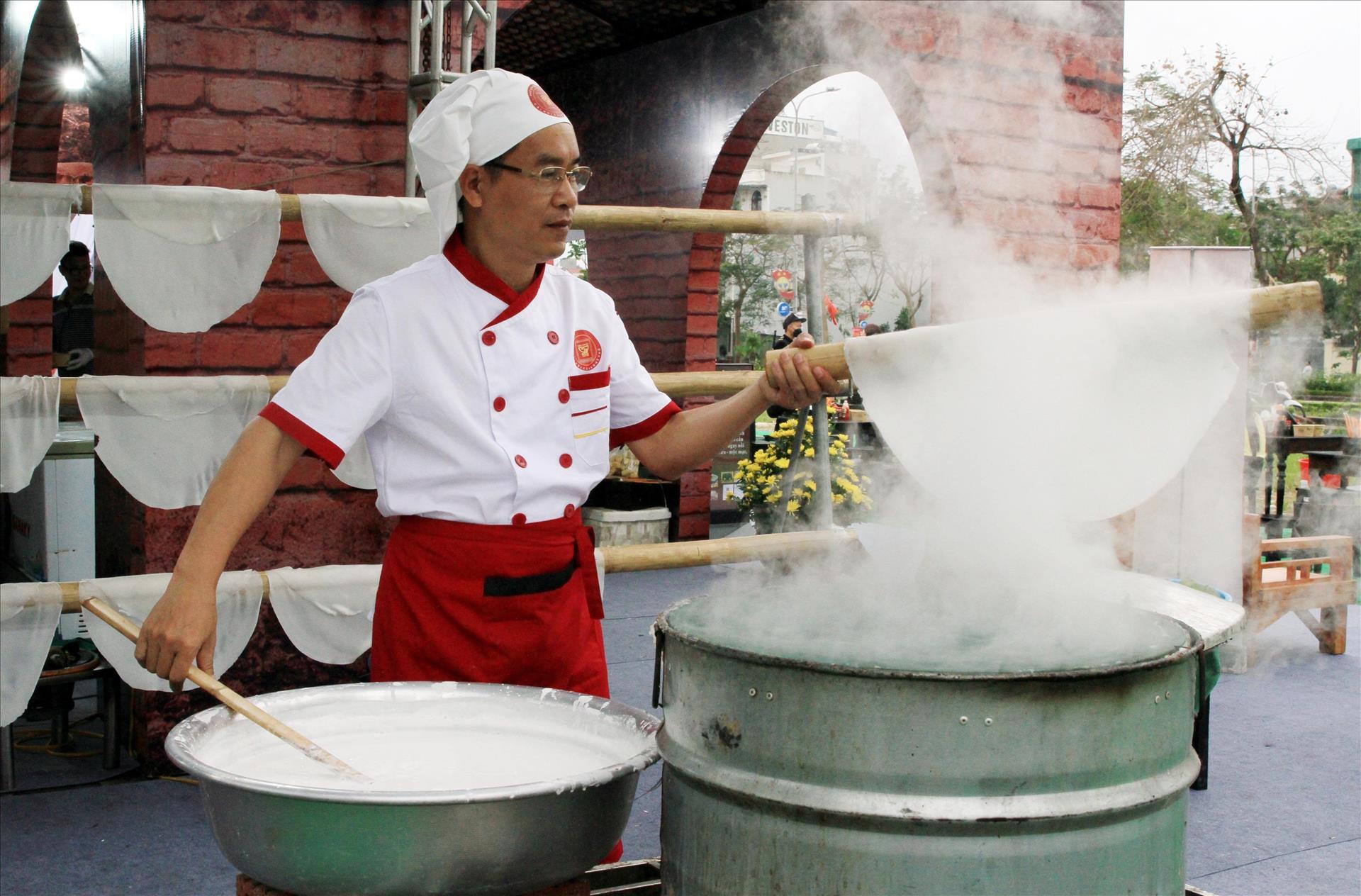 Tráng bánh phở theo cách thủ công