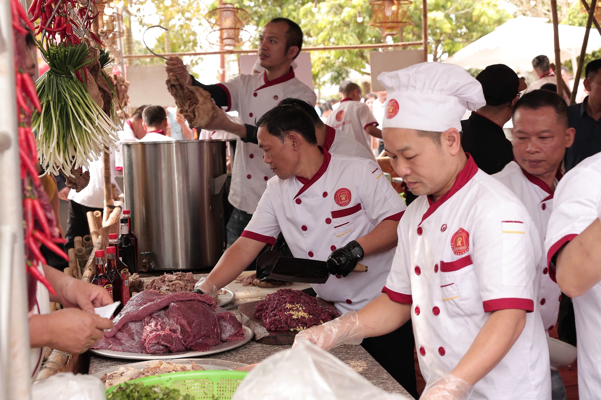 Du khách được chứng kiến trực tiếp quy trình làm phở