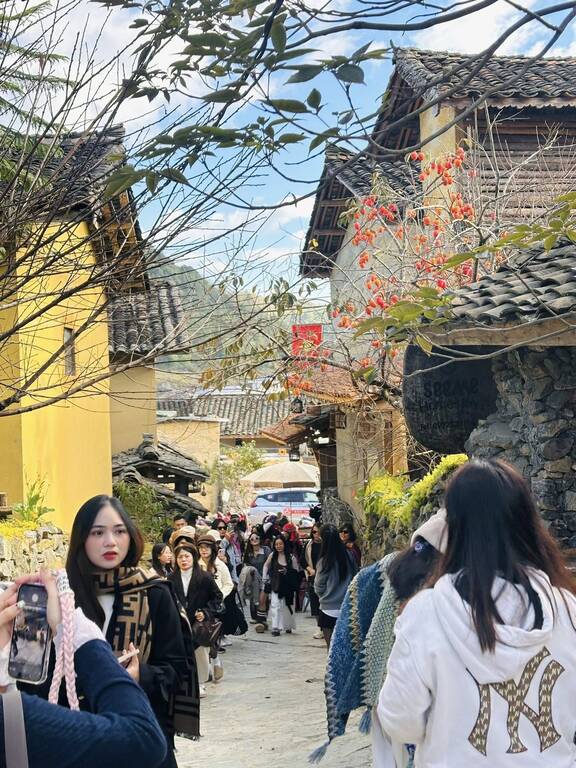 Du khách xếp hàng chờ chụp hình