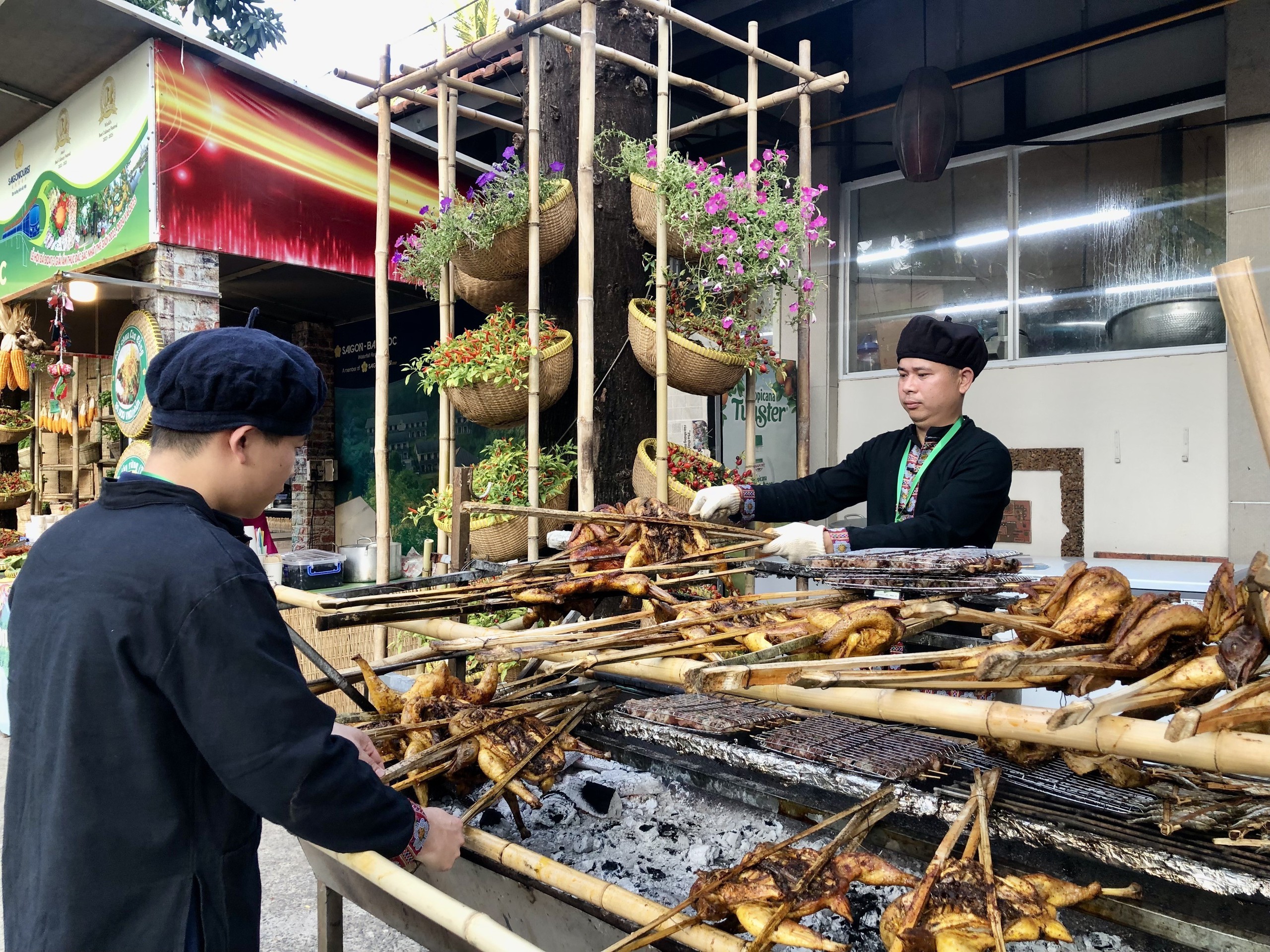 Đặc sản gà nướng hồ Ba Bể