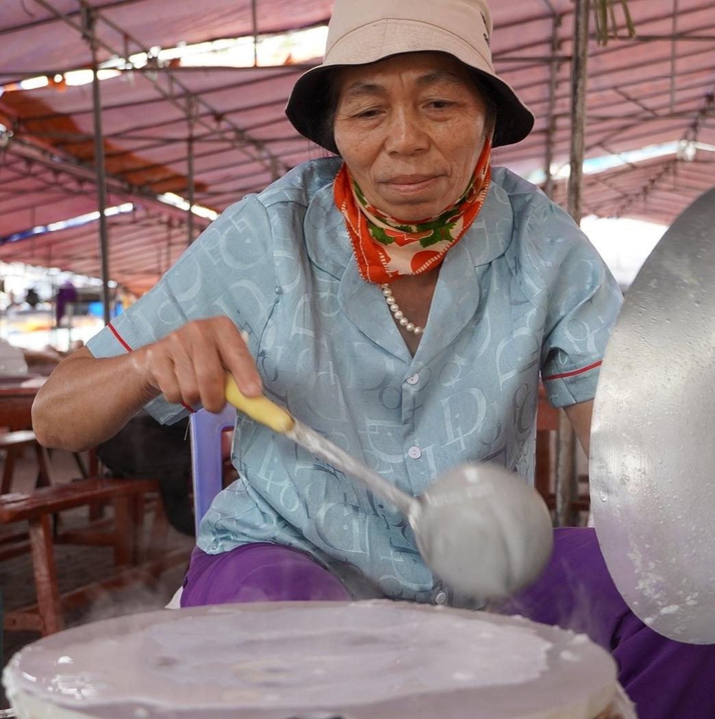 Cận cảnh người bán đang tráng bánh mướt
