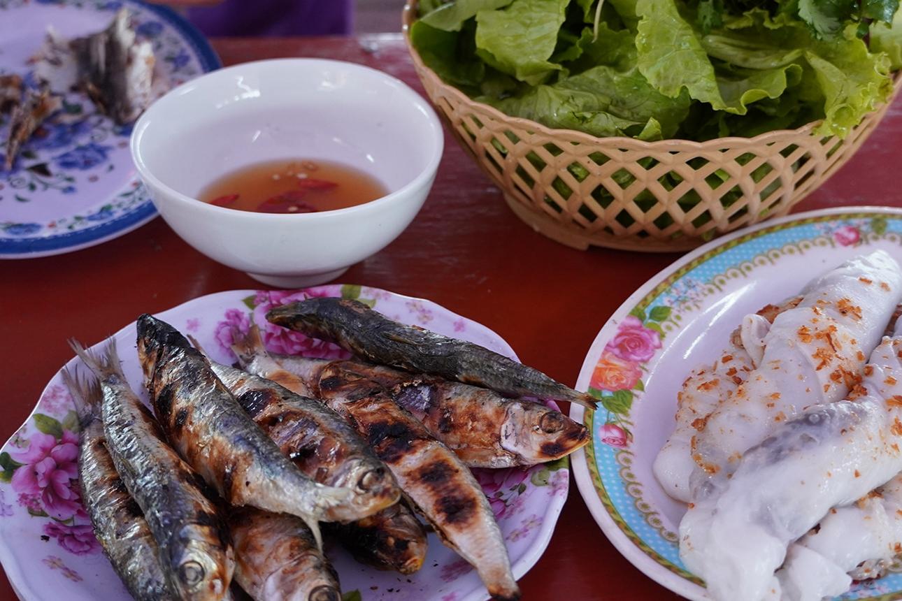 Món ăn cá trích nướng cùng bánh mướt