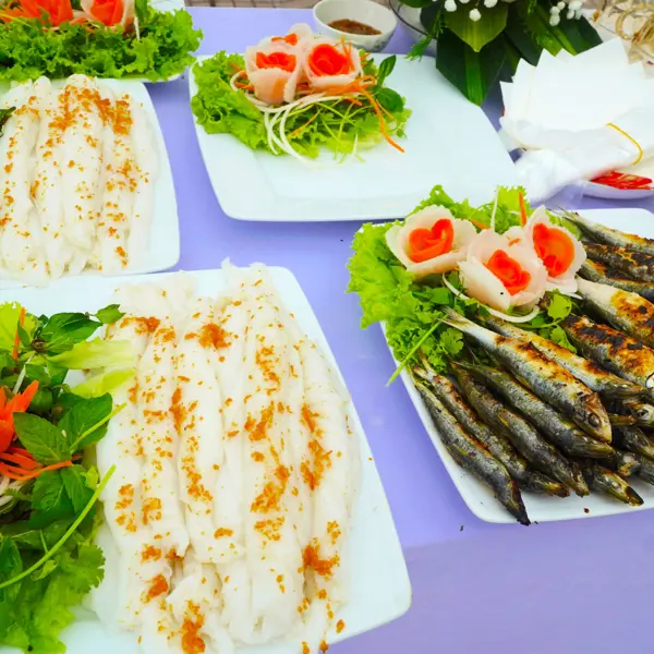 Cá trích nướng ăn kèm bánh mướt nóng - Món đặc sản nổi tiếng của đền Cờn xứ Nghệ