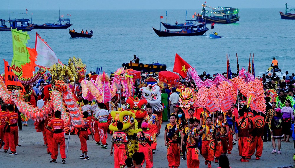 Khung cảnh náo nhiệt của lễ hội Dinh Cô