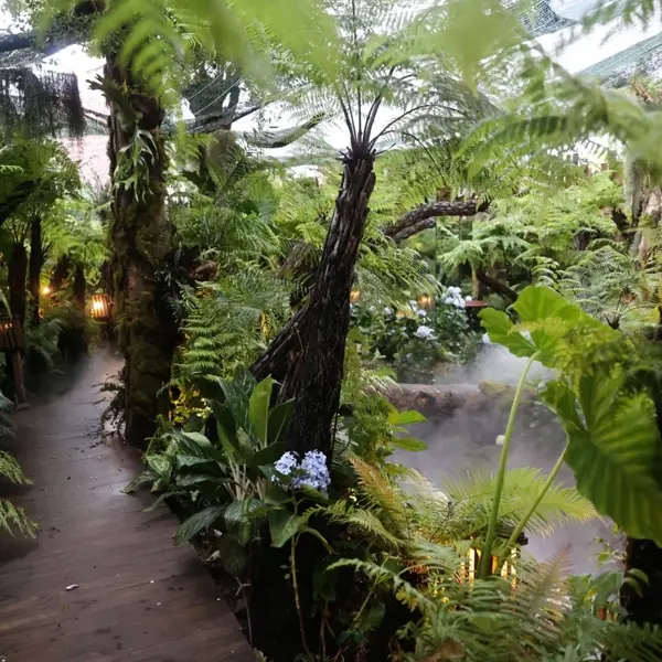 Quán cà phê với thác nước nhân tạo cao 6.5m tại TP. HCM