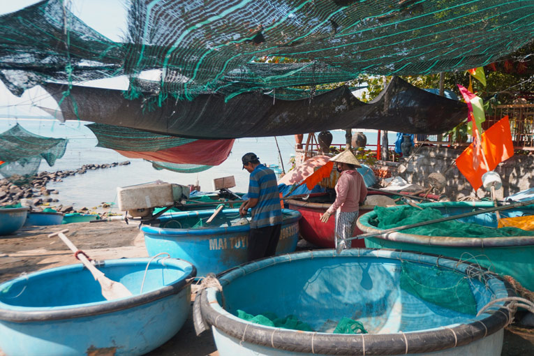Làng chài nhỏ níu chân du khách