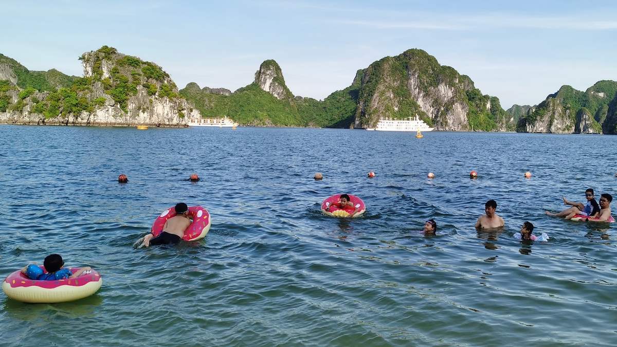 Hoạt động vui chơi tại đảo Ti Tốp