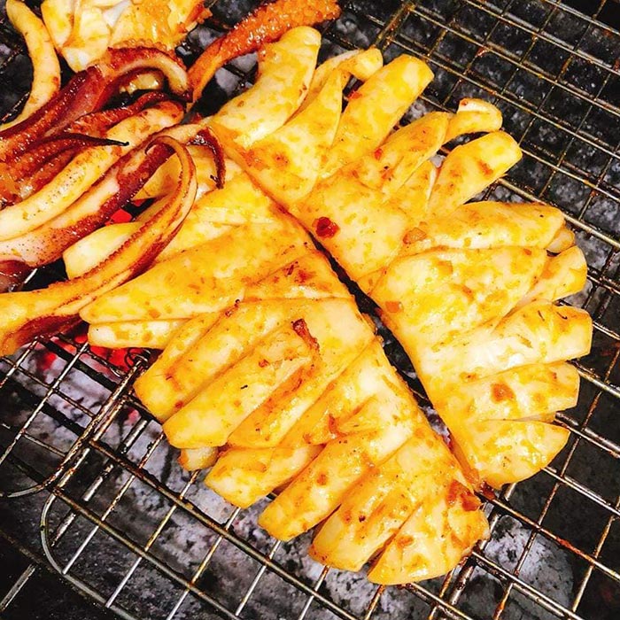 Du khách được thưởng thức hải sản tươi rói tại biển