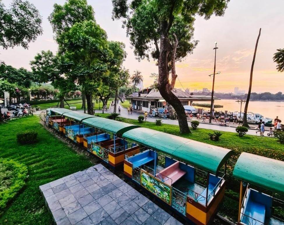 Đi tàu điện tham quan công viên