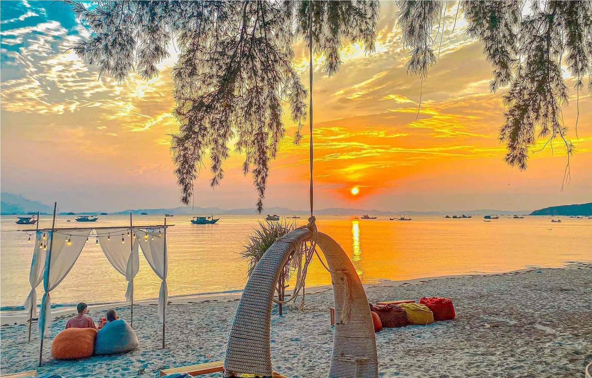 Ngắm hoàng hôn tại đảo Cô Tô