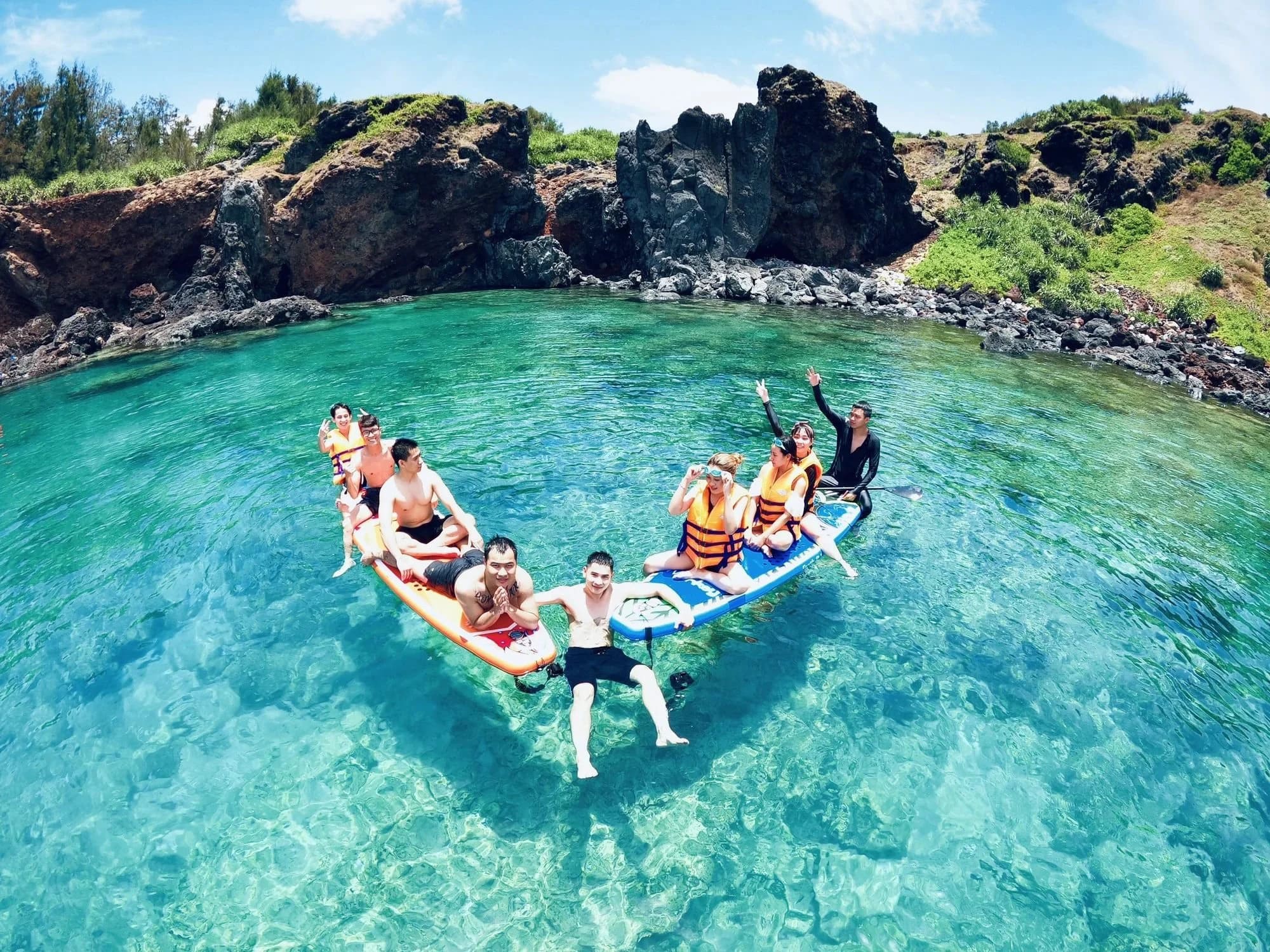 Hoạt động chèo kayak tại đảo Phú Qúy