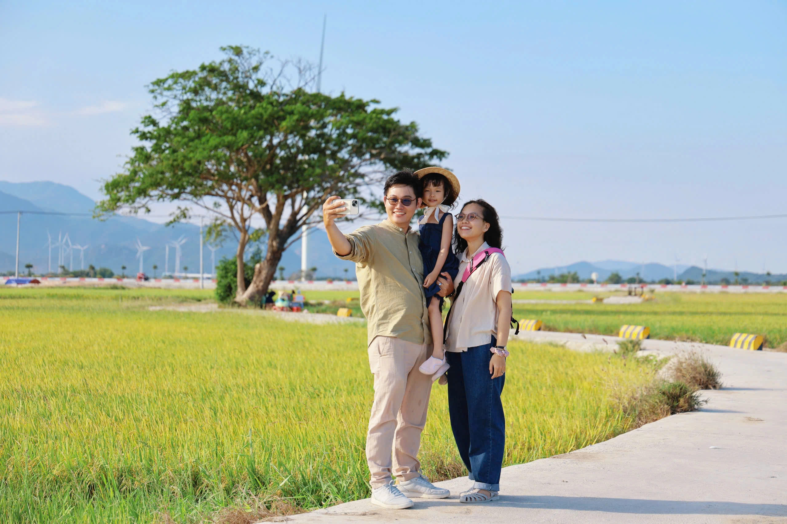 Du khách check-in bên cây cô đơn