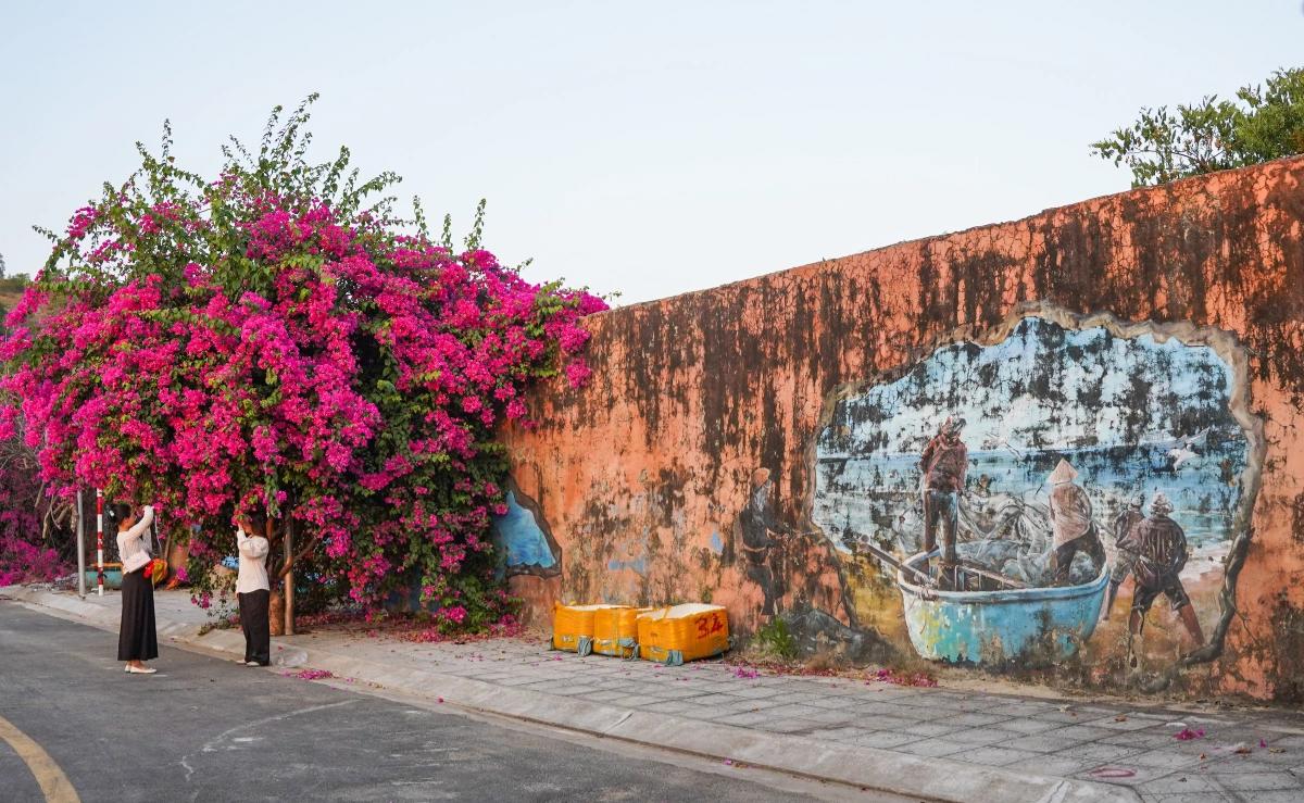 Một góc bích họa của làng chài Vĩnh Tường