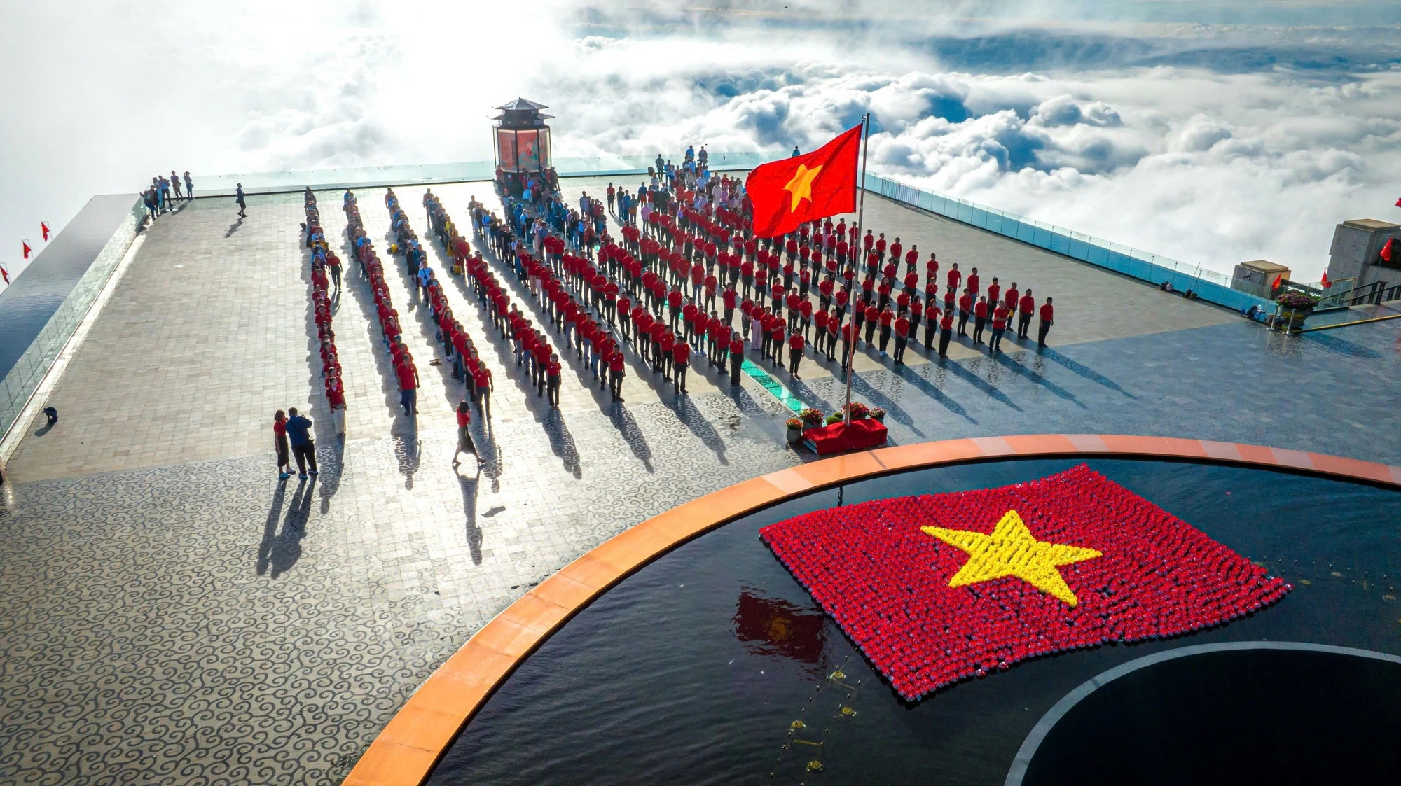 Lễ thượng cờ trên đỉnh núi Bà Đen