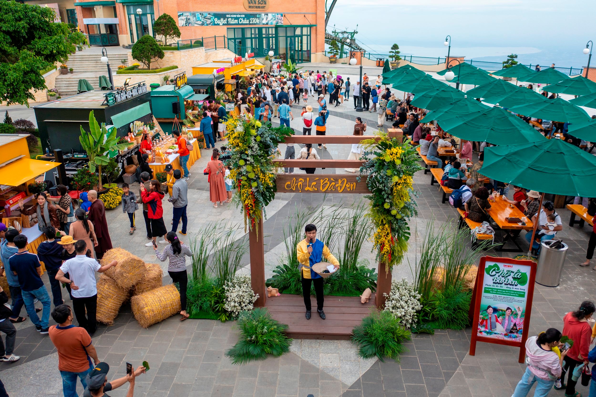 Phiên chợ lá đặc biệt