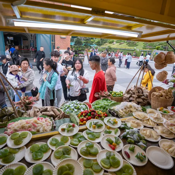 Bốn phiên chợ lá đặc biệt và các hoạt động diễn ra xuyên lễ 30/4 trên núi Bà Đen