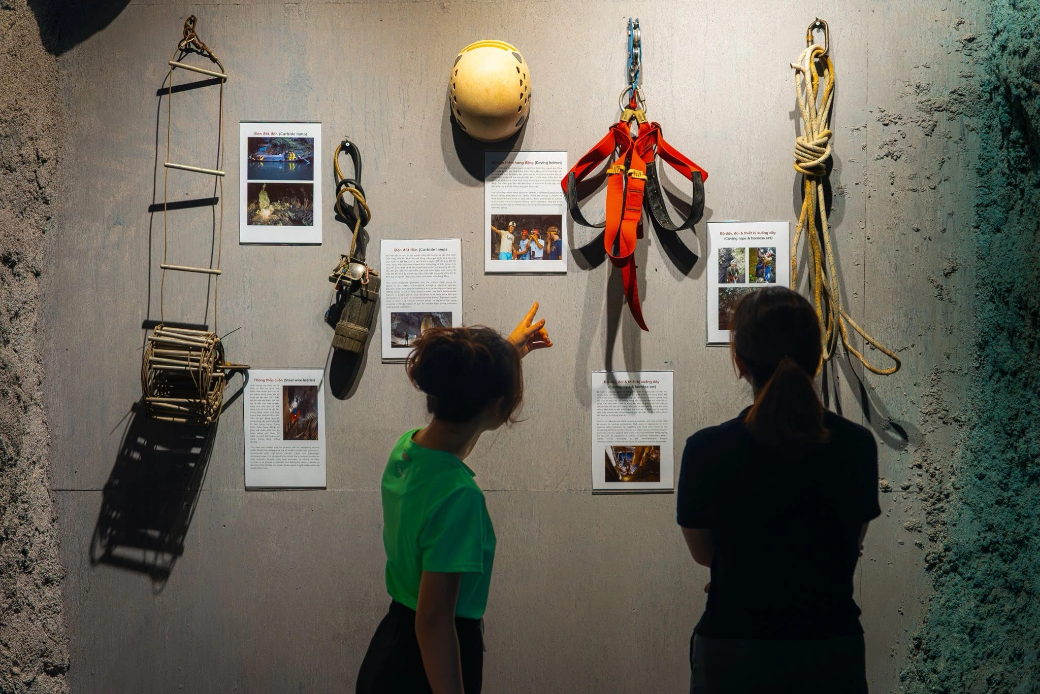 Nhiều vật dụng thám hiểm được trưng bày