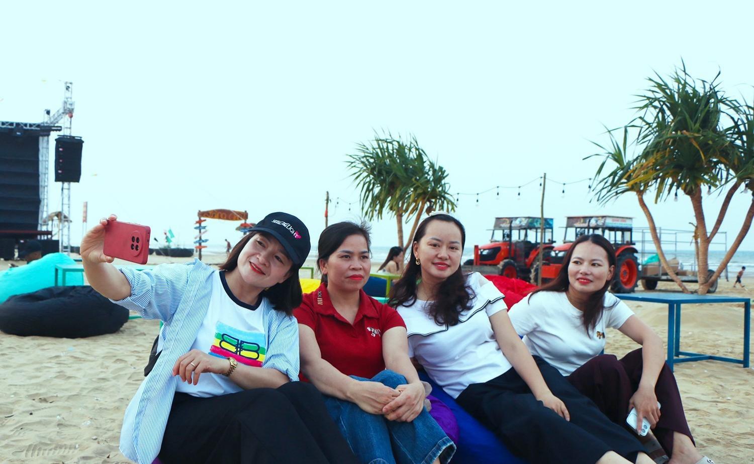 Du khách check in bên bờ biển