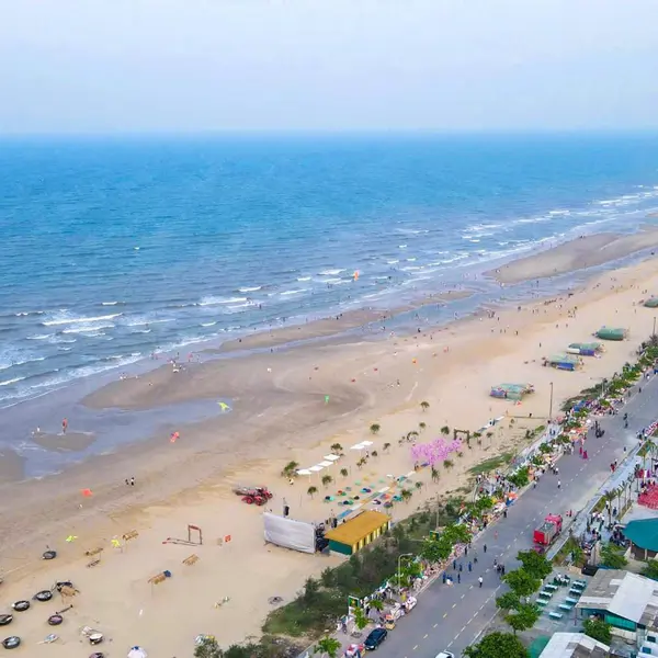 "Diện mạo mới" của biển Thạch Hải khiến du khách thích thú