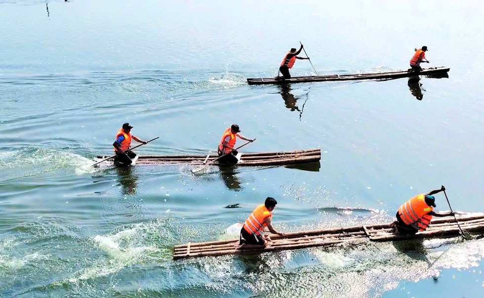 Cuộc thi trèo thuyền trên hồ Thác Bà