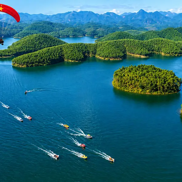 Top hoạt động phải thử dịp 30/4: Bay dù lượn, xem mô tô nước giữa đại ngàn Tây Bắc