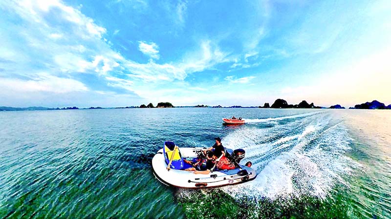 Trình diễn mô tô nước kịch tính trên hồ Cát Bà