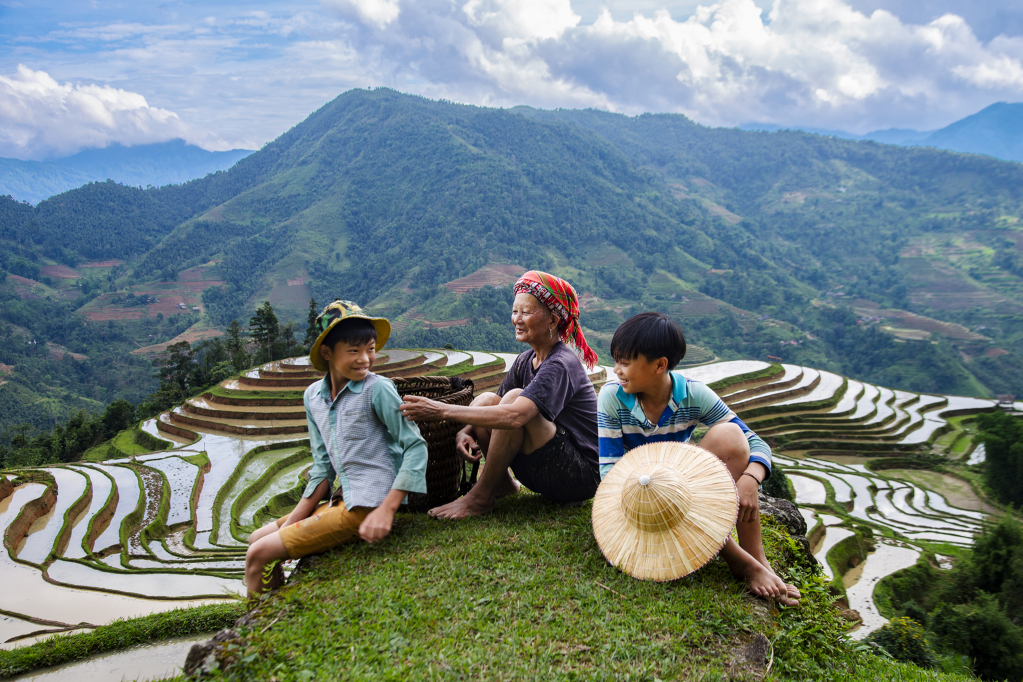 Bản Phùng mùa nước đổ tháng 5 - tháng 6