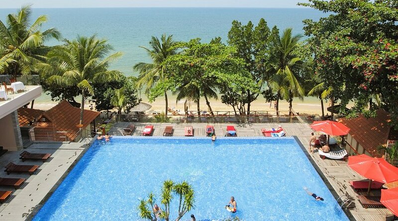Bể bơi hướng biển tại Kim Hoa Resort