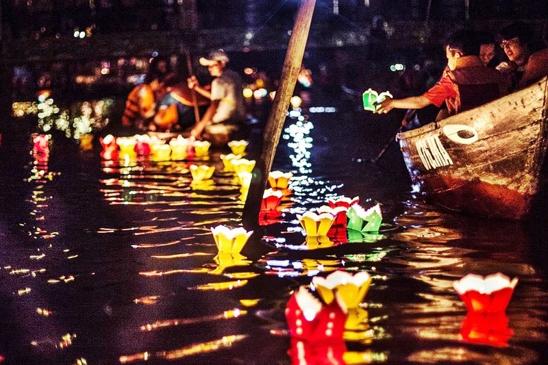 Hoạt động thả đèn hoa đăng trên sông Thu Bồn