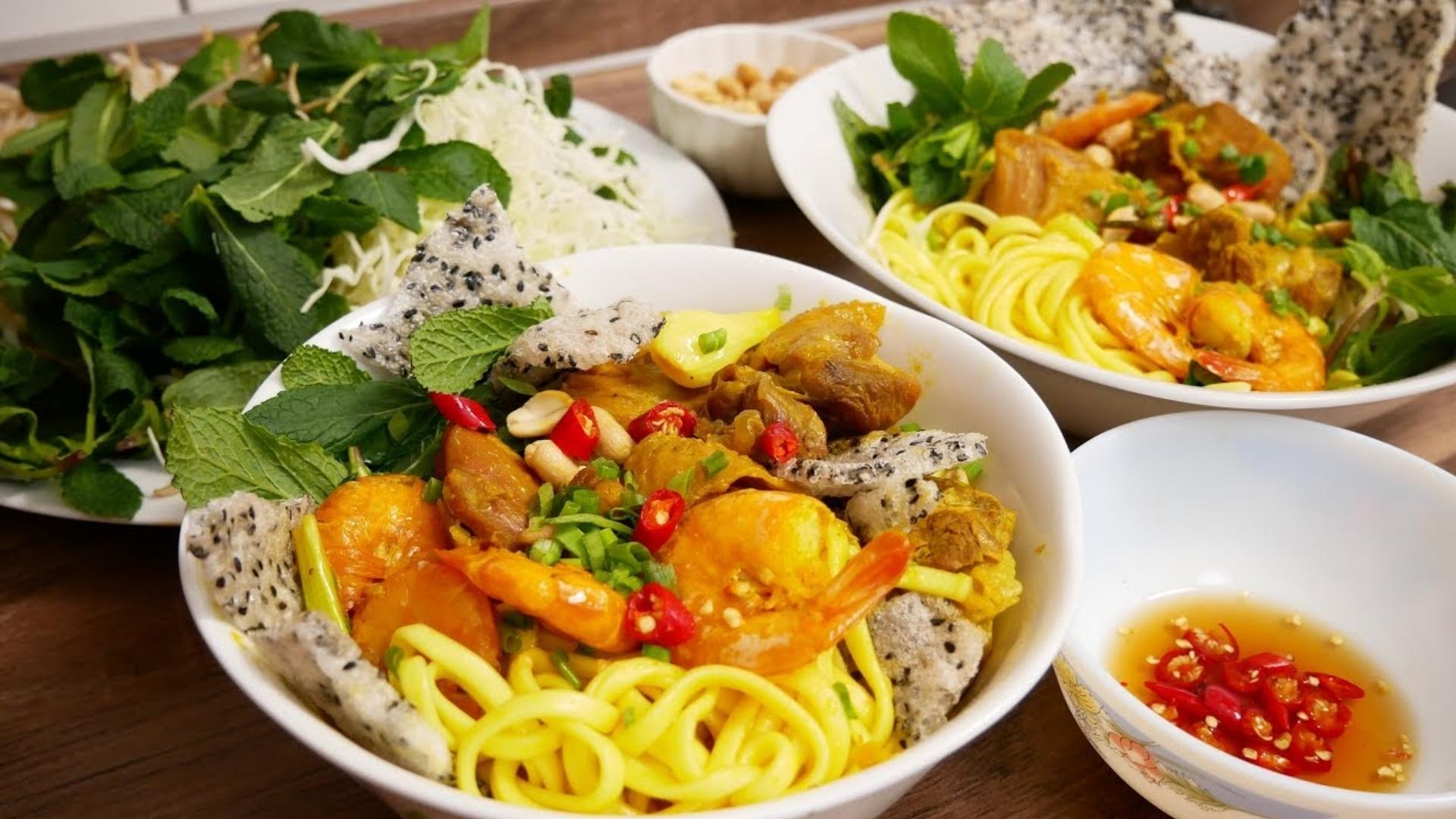 Món mì Quảng với nước dùng sệt sệt, đậm vị