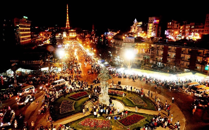 Chợ đêm nhộn nhịp với những món đặc sản địa phương