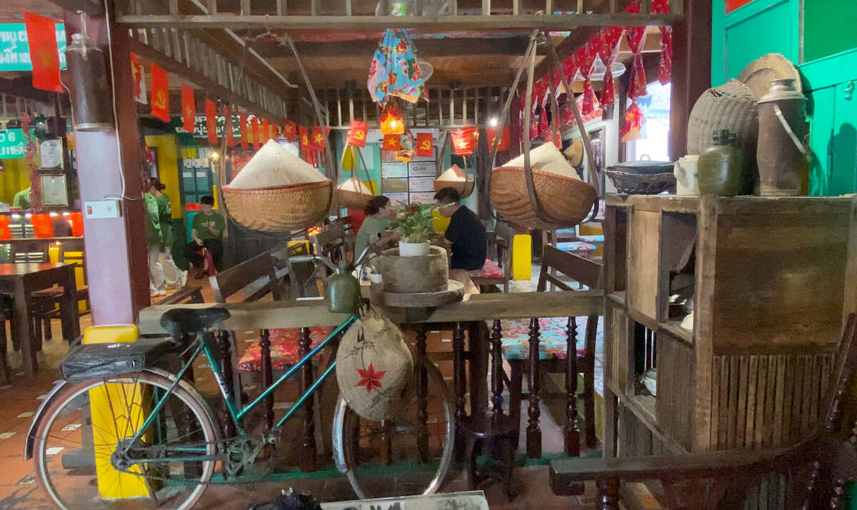 Không gian bên trong quán cơm bao cấp