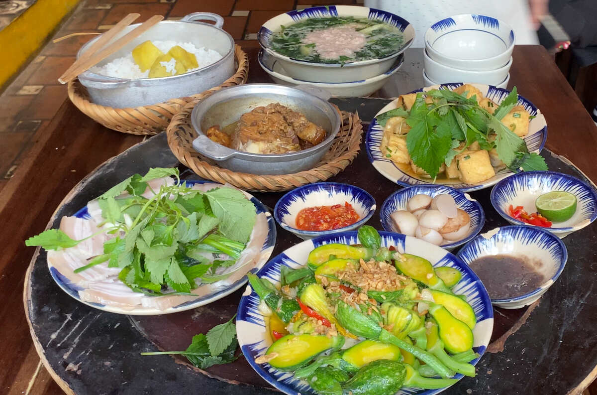 Mâm cơm nhà giản dị