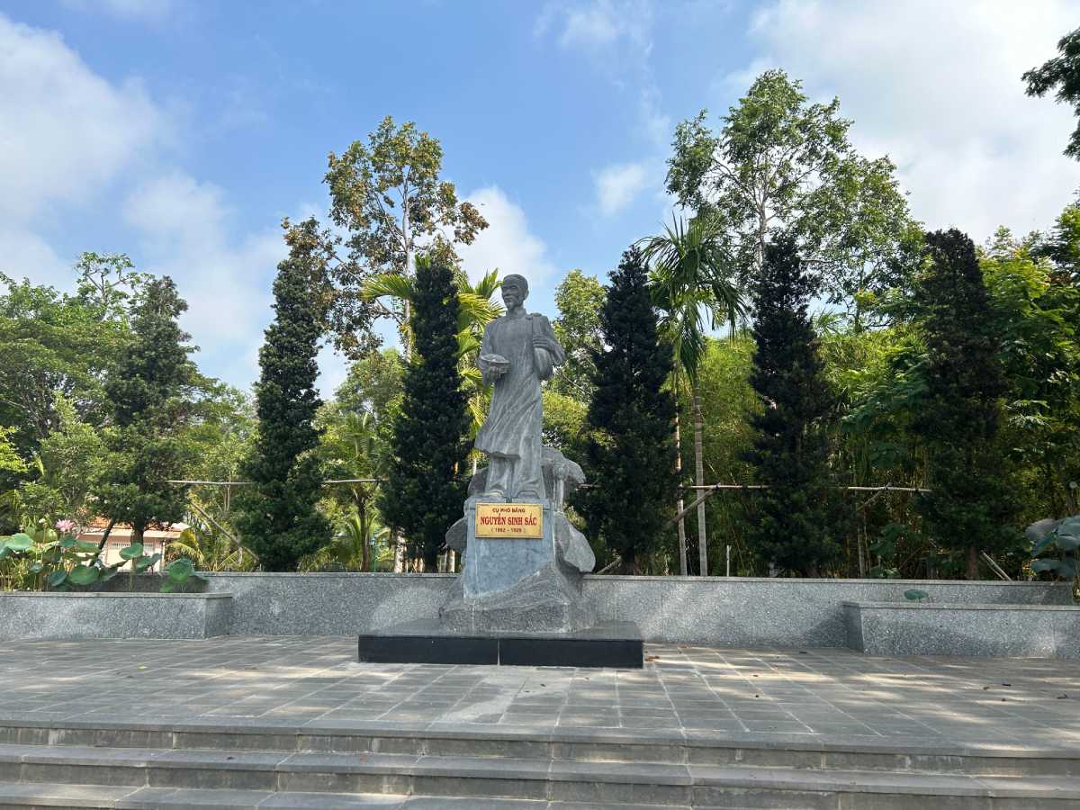 Tượng cụ Phó Bảng Nguyễn Sinh Sắc