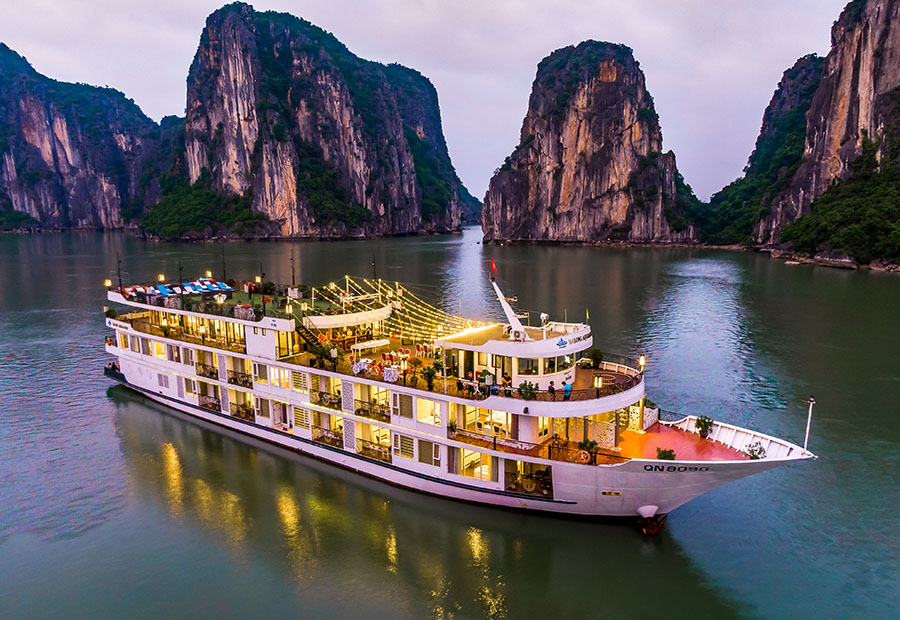 Trải nghiệm ngủ qua đêm trên du thuyền giữa vịnh Hạ Long