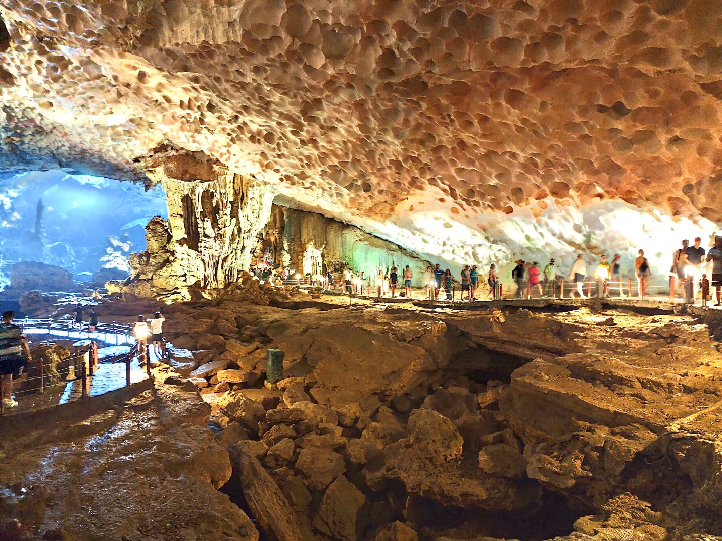 Hang Sửng Sốt