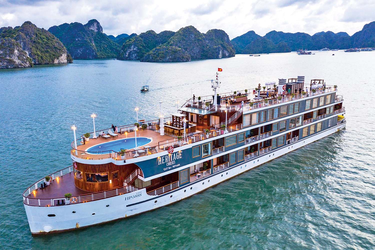 Du thuyền sang trọng đưa du khách khám phá Hạ Long